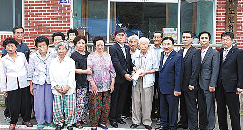 함월라이온스클럽, 옷밭노인회관 성금전달
