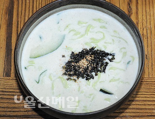 찬바람 솔솔∼ 따끈한 칼국수 후루룩