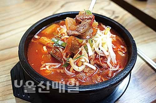[울산맛집]무거동 촌당숯불갈비 숯향 배인 육즙 입안 가득…특제 소스로 풍미 더해