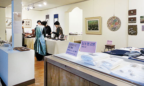아트플리마켓 이구동성 검단, 多잇다 호응  지역작가 30여명 작품 전시·농산물 판매…첫날 발길 잇따라