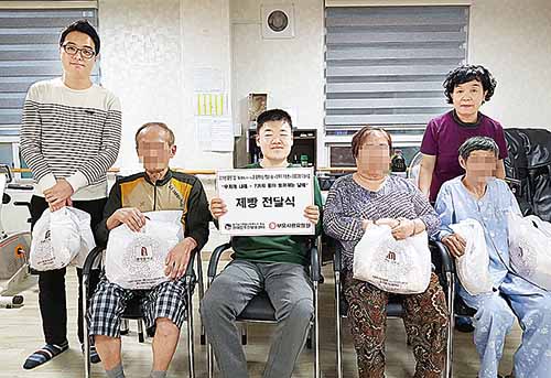 부모사랑요양원 어르신들에 발달장애인 제빵 전달