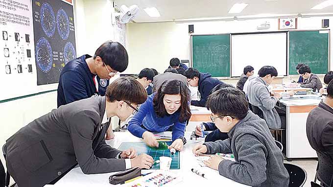 2016 우수 중점 연구학교를 찾아서  신정고 책을 매개로 한 융합수업…창의적 사고 제고