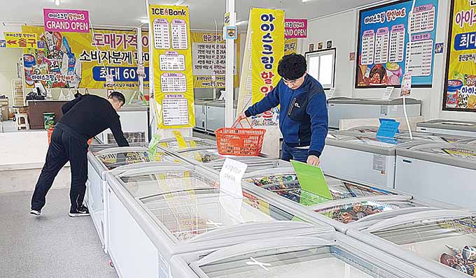 아이스크림 할인점 손님들에게 인기만점 박리다매 폭탄세일에 동네상권 매출 뚝