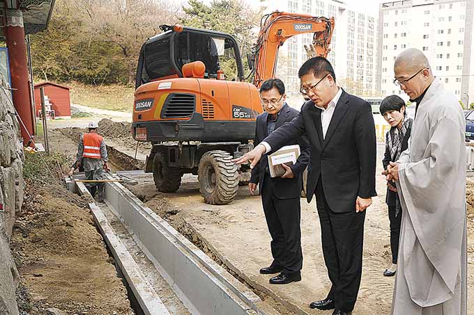 권명호 동구청장, 월봉사 입구 우수관로 정비공사 현장 방문