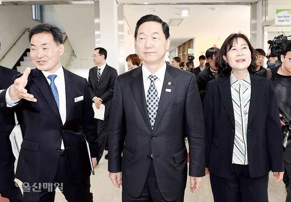 김상곤 부총리, 울산두남중고 방문  모든 학생 함께 나아가도록 대안학교에 지원 아끼지 않을 것