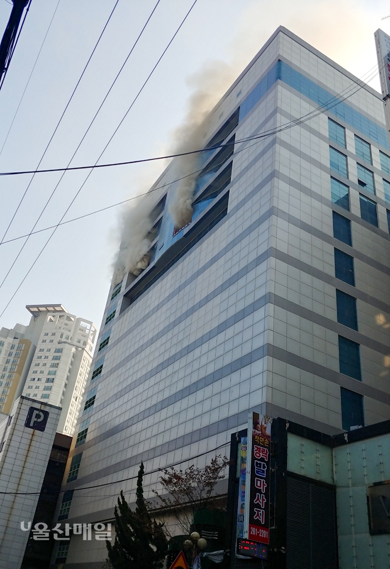 울산 뉴코아 아울렛서 화재 연기 치솟아