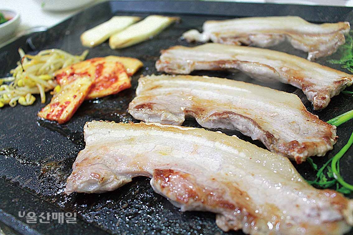 벼루모양 불판에 지글지글 삼겹살…행복 한 쌈