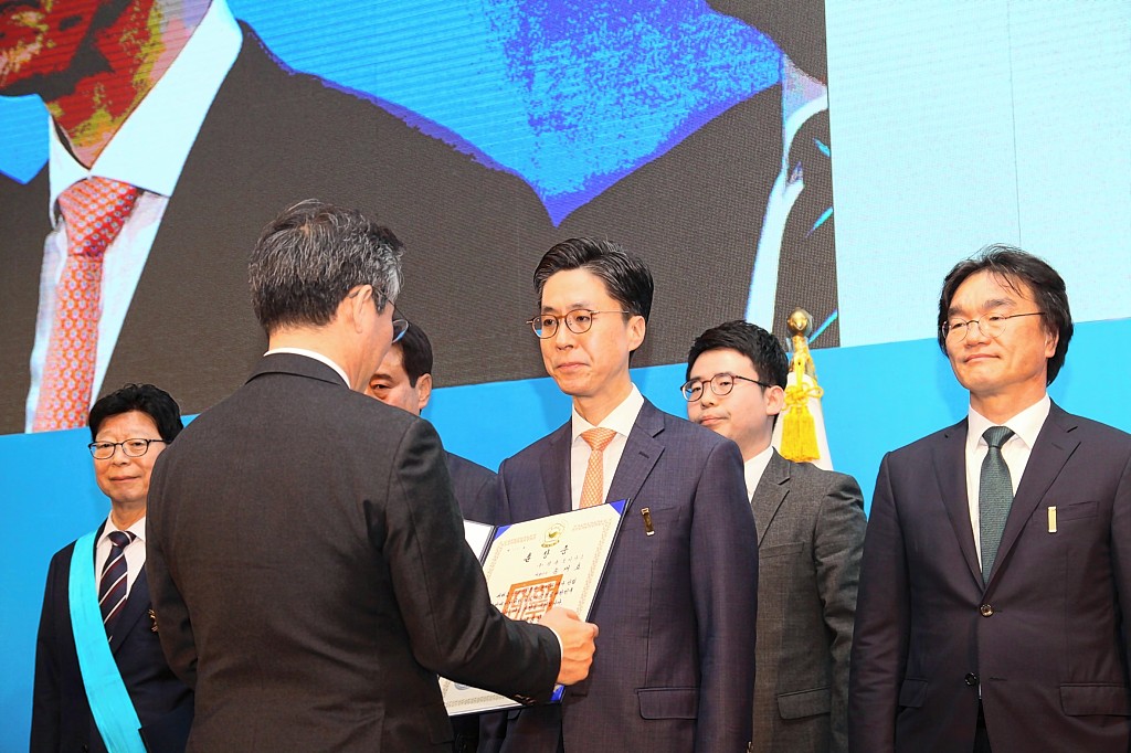 송재호 경동도시가스 회장, 상공의날 은탑산업훈장 수상...에너지 산업 발전 기여