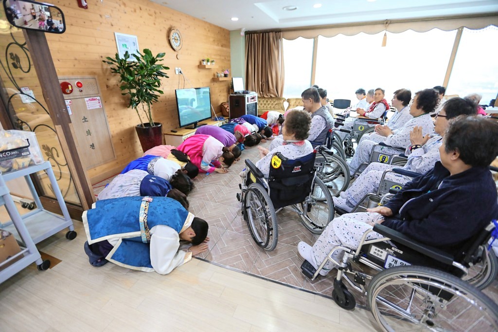 이손요양병원 어르신 세배사탕 주세요~ 설 특별 이벤트