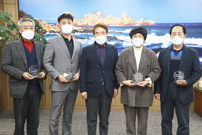 정천석 울산 동구청장, 주민자치위원장 감사패 전달