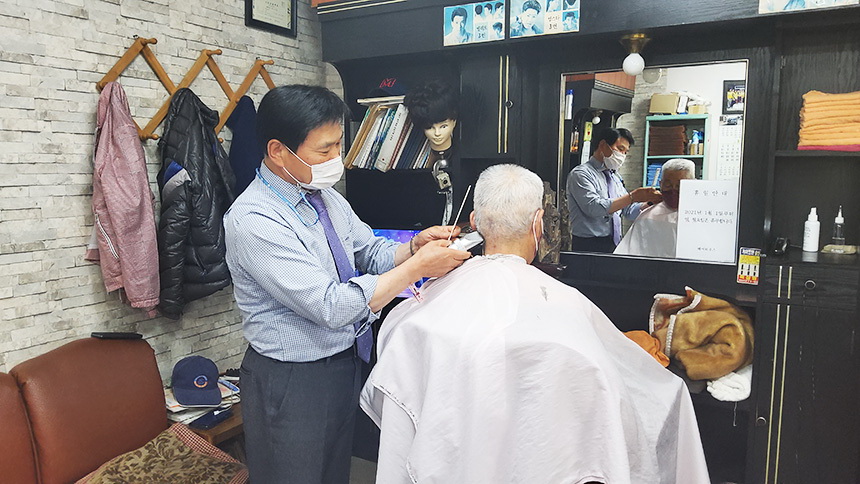 교통사고로 다친 친구 이발 정리해주다 30년째 봉사활동… 울산 중구 이성규 이발사