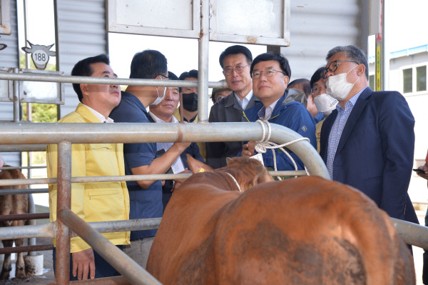 이순걸 울주군수, 울산축협가축시장 방문