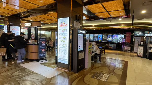 사회적 거리두기 해제 후 첫 설날, 시민들 작년보다 두배 더 극장 찾았다