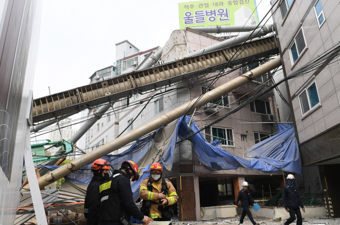 울산 아파트 공사장 중장비 인근 원룸 건물 덮쳐