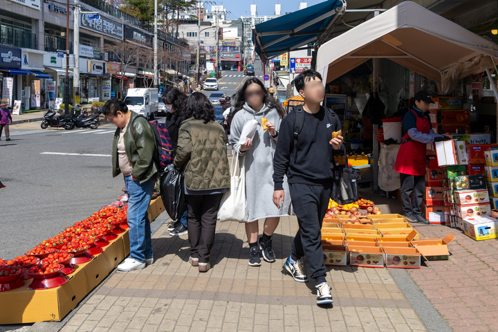 동구 동울산시장 인근 불법적치물에 점령된 인도