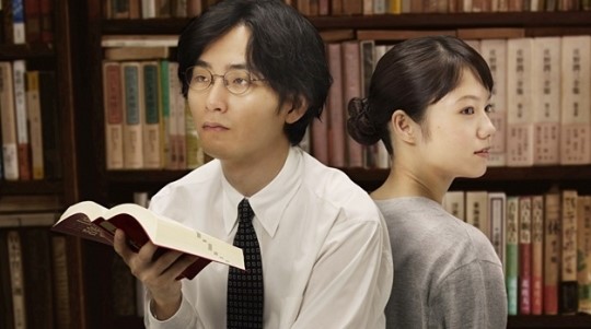 멋진 보물을 찾기 위해 탐험을 떠나듯, 서점을 산책하는 작가 ‘미우라 시온’