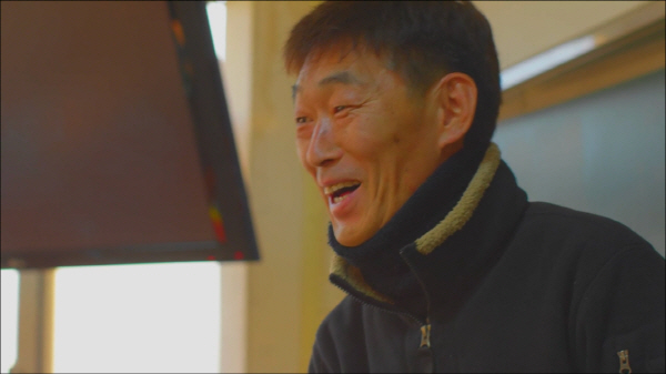 [이승한의 얼굴을 보라]<땐뽀걸즈> 이규호 선생의 눈썹 : 거제 해송 솔가지처럼