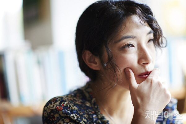 정은 “책을 읽다 무지를 깨닫는 순간, 쾌감을 느껴요”