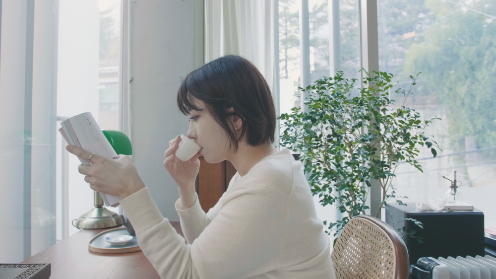 차가운 도시의 뉴스 앵커인 그녀가 차를 마시게 된 이유