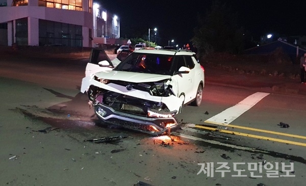 제주 표선고등학교 앞서 차 대 차 충돌 사고 발생