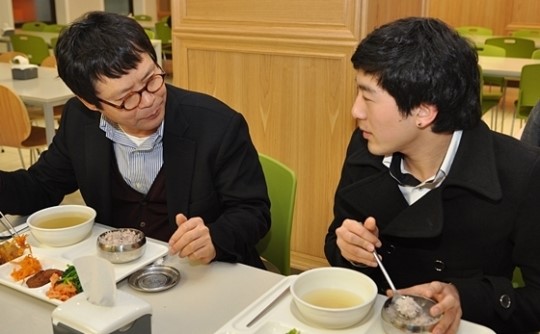 교수-학생, 학내서 식사하며 소통해요
