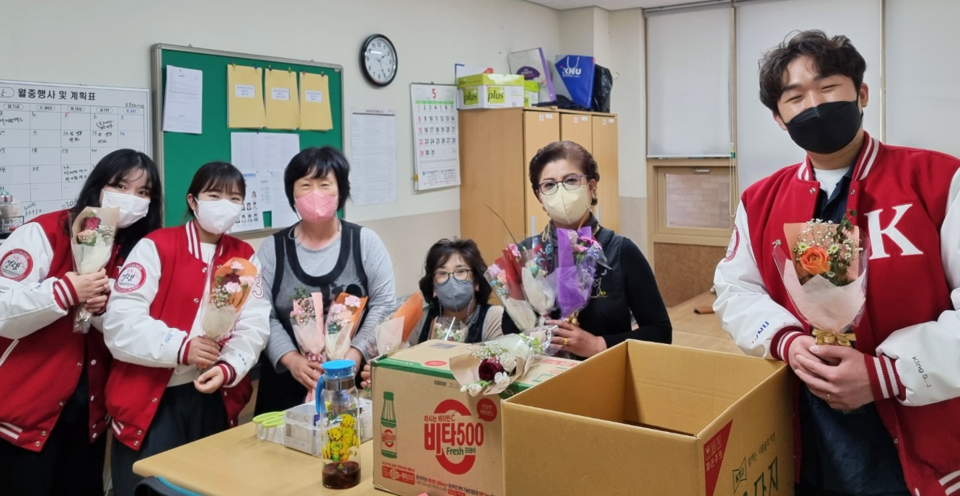 강원대 근로자의 날 감사합니다… 환경 미화 직원에게 꽃다발