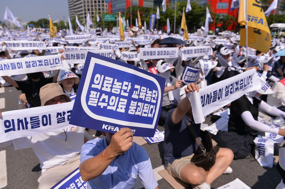 의정 갈등, 강 대 강 여전… 의대생 투쟁 선회 vs 정부 의료개혁 지속 추진