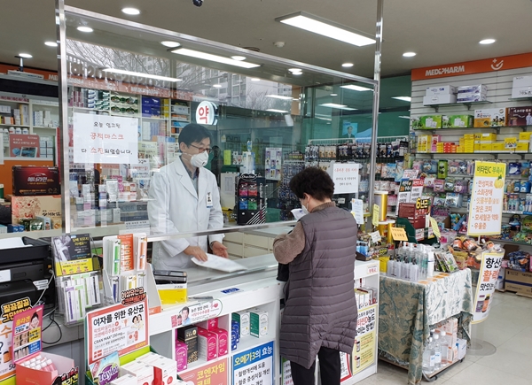 가림막 고민하는 약국…방역엔 좋지만 상담시 불편