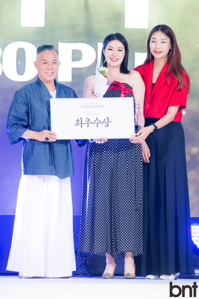 [bnt포토] 제1회 KMA 한복모델선발대회에서 기념촬영하는 오민 대표-최우수상 하정민-모델 송은지