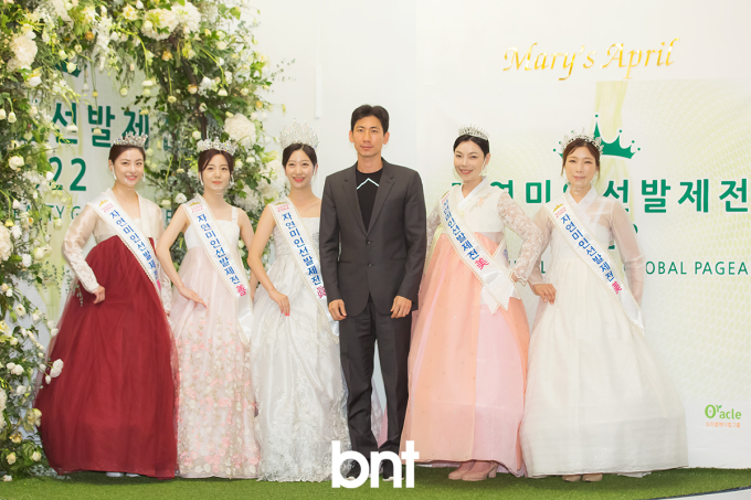 [bnt포토] 제12회 자연미인선발제전 진선미와 기념촬영하는 오라클피부과 왕재권 원장