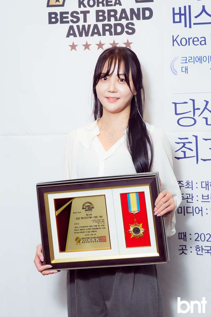 [bnt포토] 아씨오 신혜숙 매니저 아씨오코스메틱 더 많은 관심 부탁드려요(대한민국 베스트브랜드 어워즈)