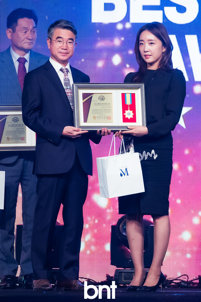 [bnt포토] 기념촬영하는 청담그레이스 원장 반하연(럭셔리브랜드 모델어워즈)
