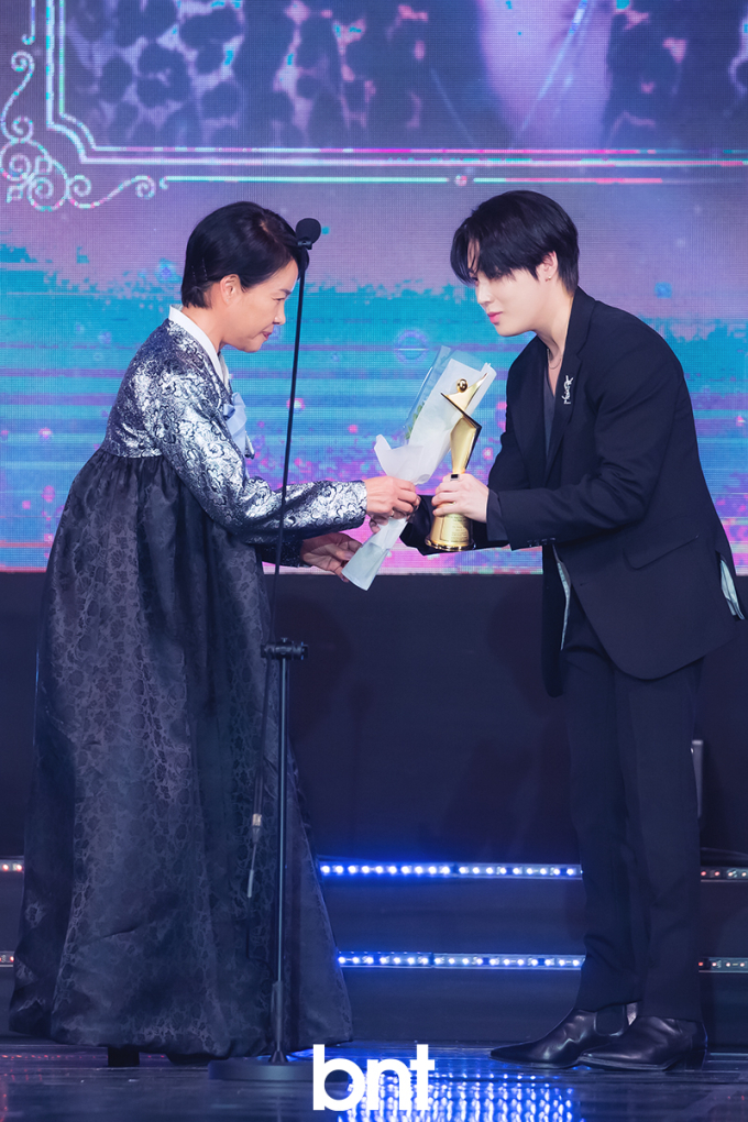[bnt포토] 인기상 하성운에게 꽃다발 건네는 문화의창 하은영 이사장(아시아모델어워즈)