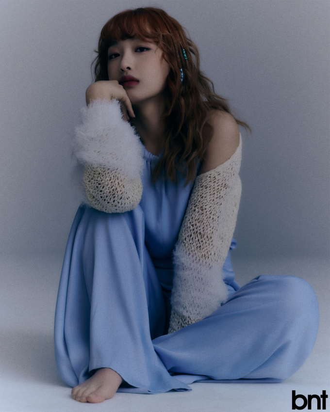 [화보] 아도라 “곡 작업에 영감의 원천? 상상 덧대기도 하지만 기본적 알맹이는 경험에서 얻어”