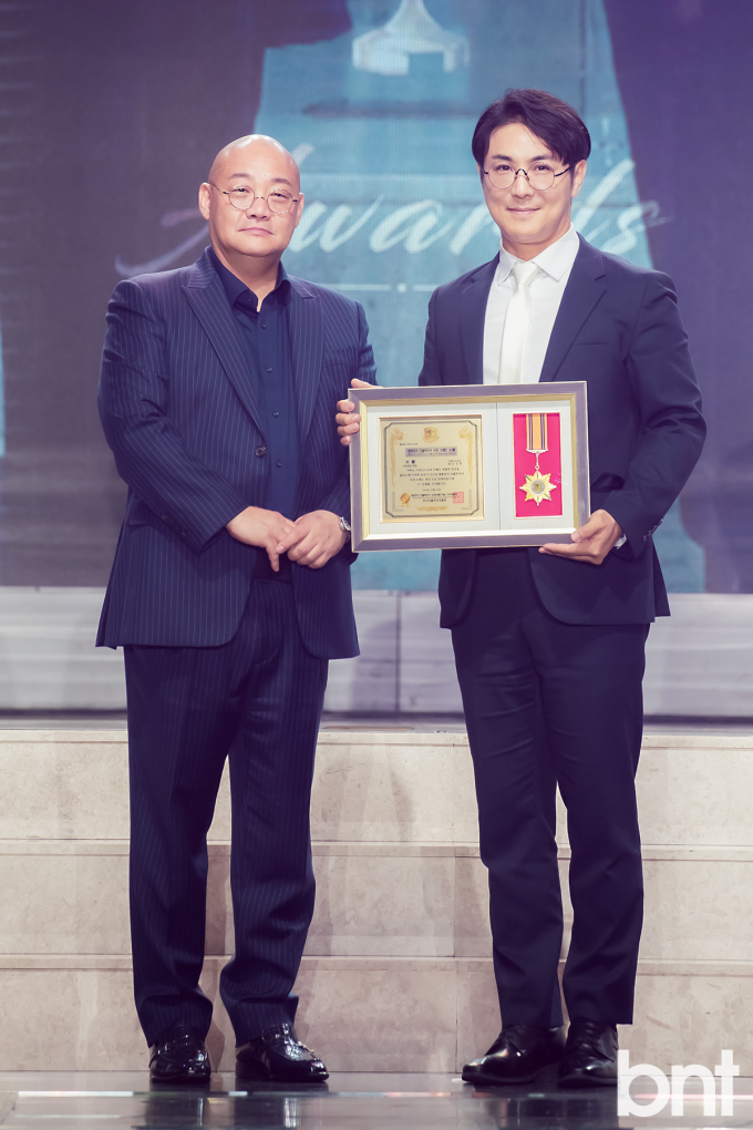 [bnt포토] 기념촬영하는 기업대상 부문 비에스코리아 조상희 대표