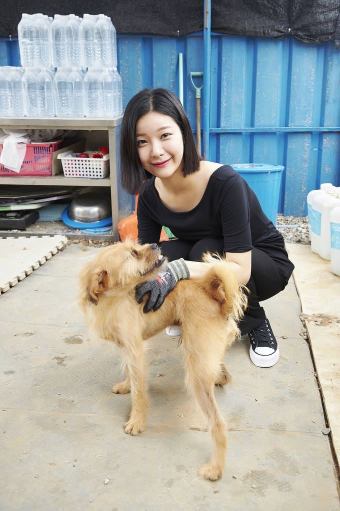 [포토] 미스코리아 장유영, 반려동물을 보호하는 아지네 마을서 유기견 봉사 활동 참가
