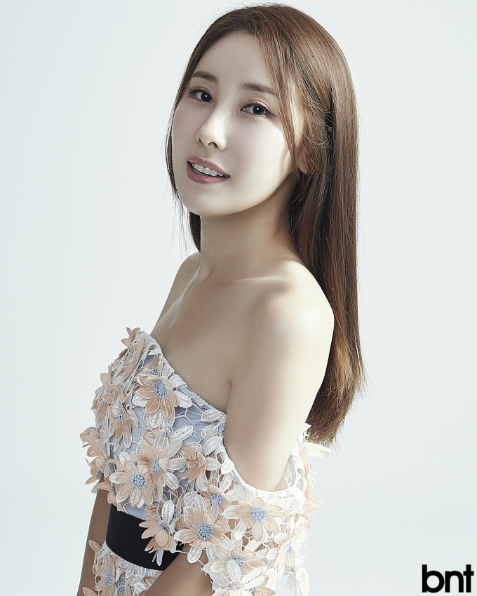 [화보] 주미 “대중들이 봤을 때 밝은 기운을 얻어갈 수 있고 노래 잘하는 가수로 기억되고파”