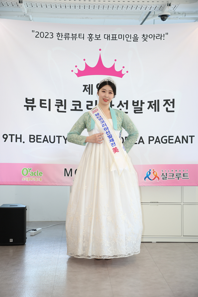 [포토] 수상 후 포토타임 갖는 미 한유진(뷰티퀸코리아 선발제전)