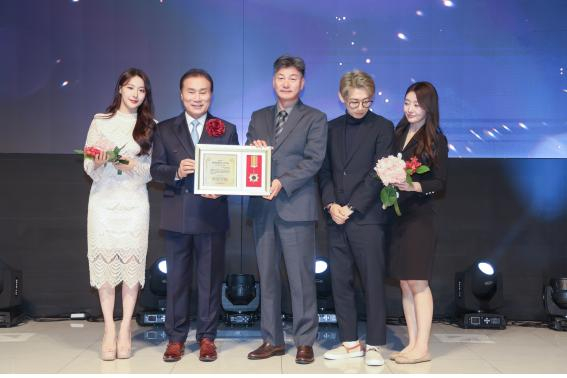 [포토] 에이젯에셋글로벌 김봉관 대표, ‘대한민국을 빛낸 10인 대상’ 창조 경영인 대상 선정