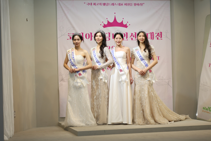 [포토] 포토타임 갖는 진선미 수상자 (코리아웨딩미인선발대전 2024)