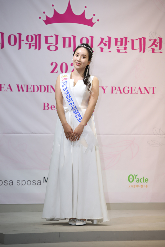 [포토] 포토타임 갖는 포토제닉 나은채(코리아웨딩미인선발대전 2024)
