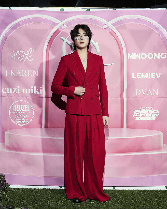 [포토] 제이카렌 뮤즈 황대범, 강렬+몽환적 레드 무드