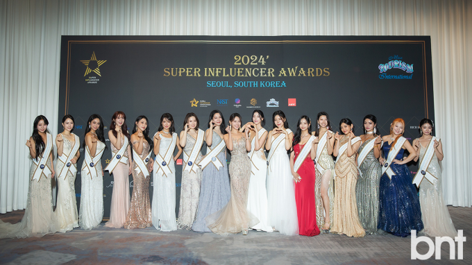 기념촬영하는 슈퍼인플루언서어워즈 위너 김유안 [포토]