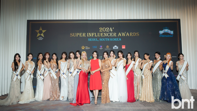 후보자들과 기념촬영하는 김가린-김수진-강우수(슈퍼인플루언서어워즈 시즌5) [포토]