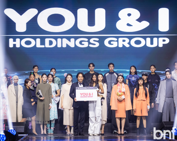 기념촬영하는 강성모 회장-유앤아이홀딩스상 코니카(페이스 오브 아시아) [포토]