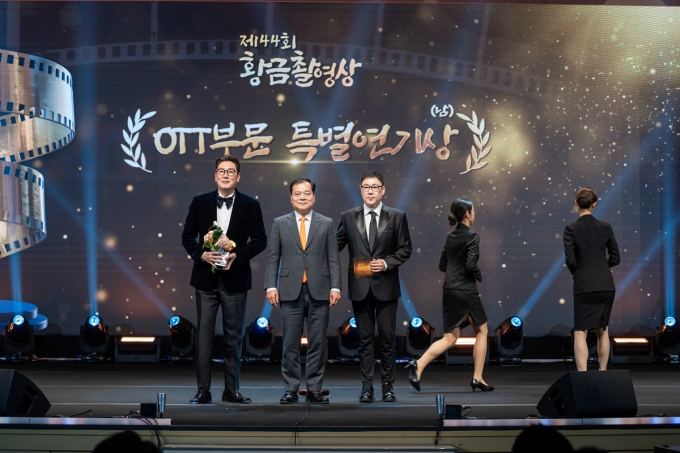 와이에스개발 채윤석 회장, ‘황금촬영상’ 특별연기상(남) 부문 조진웅 시상 [포토]