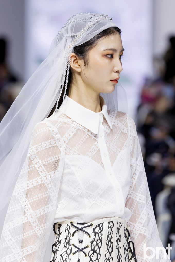 로에(LEAU ET) 컬렉션이 코르셋&뱀디테일로 구현한 신비와 금기의  패션