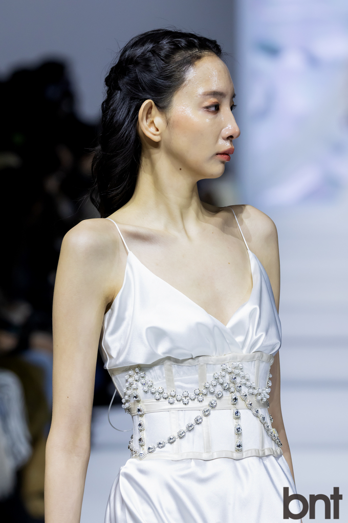 로에(LEAU ET) 컬렉션이 실루엣&질감에 우아한 관능미를 선사하는 법