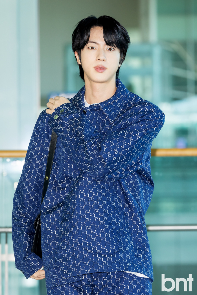 BTS 진 가방 좀 고쳐메고 [포토]