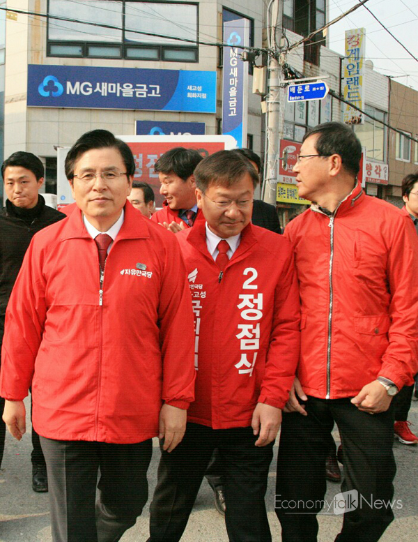 [4·3 보궐선거 포토] 황교안 자유한국당 대표, 정점식 후보와 미소 유세~